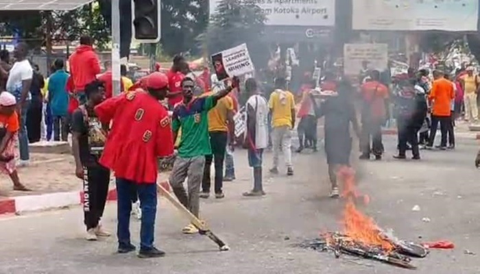 Police arrest demonstrators to stall Democracy Hub protest