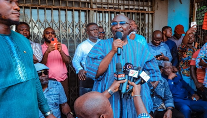 Bawumia makes hefty donations to Kantamanto market fire victims